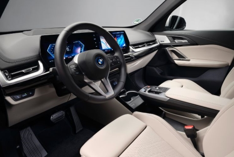 BMW iX1 eDrive20: חשמלית פרימיום קומפקטית 